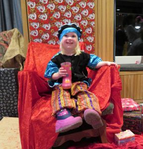 Eline op de stoel van de Sint