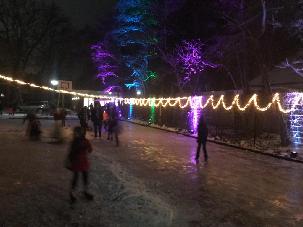 IJspret op de feestelijk verlichte ijsbaan