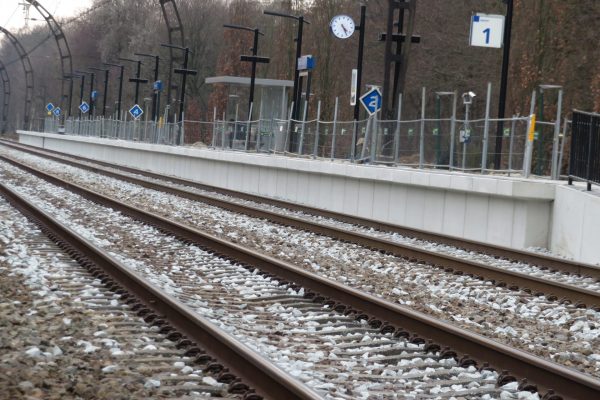 Station Hollandsche Rading - keerwand perron 1
