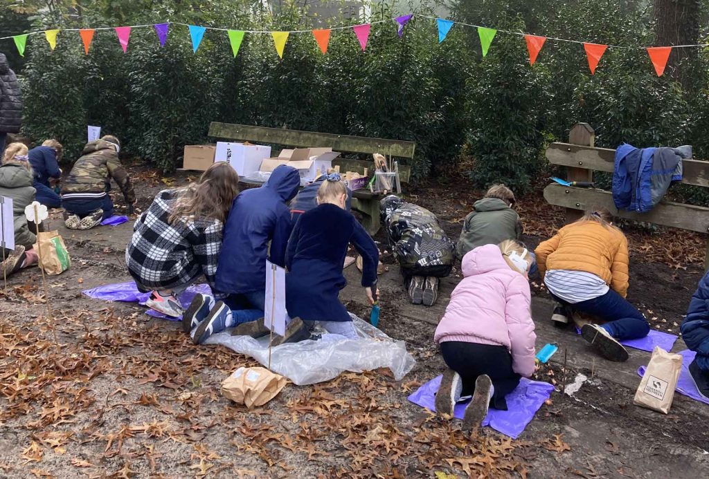 Bollen poten door kinderen