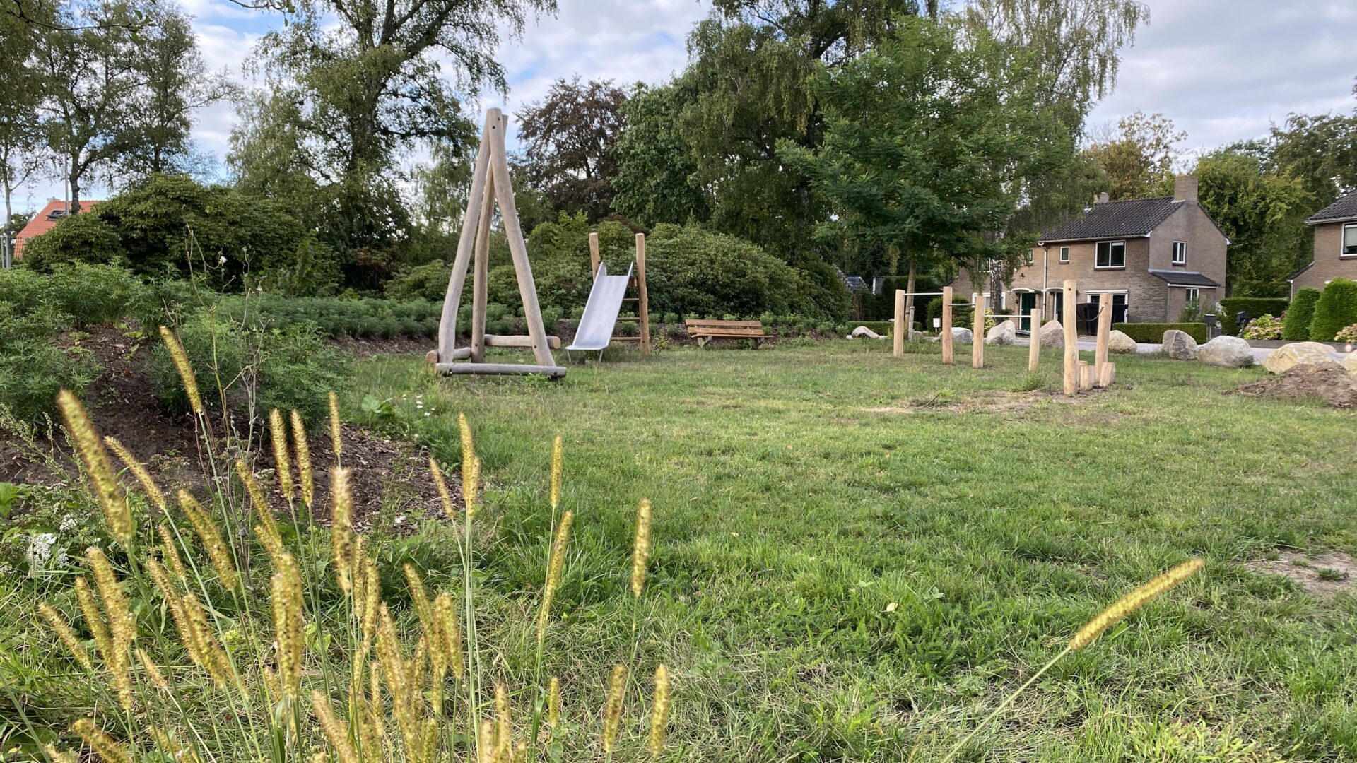 Nieuwe speeltoestellen op Rondje en groenstrook